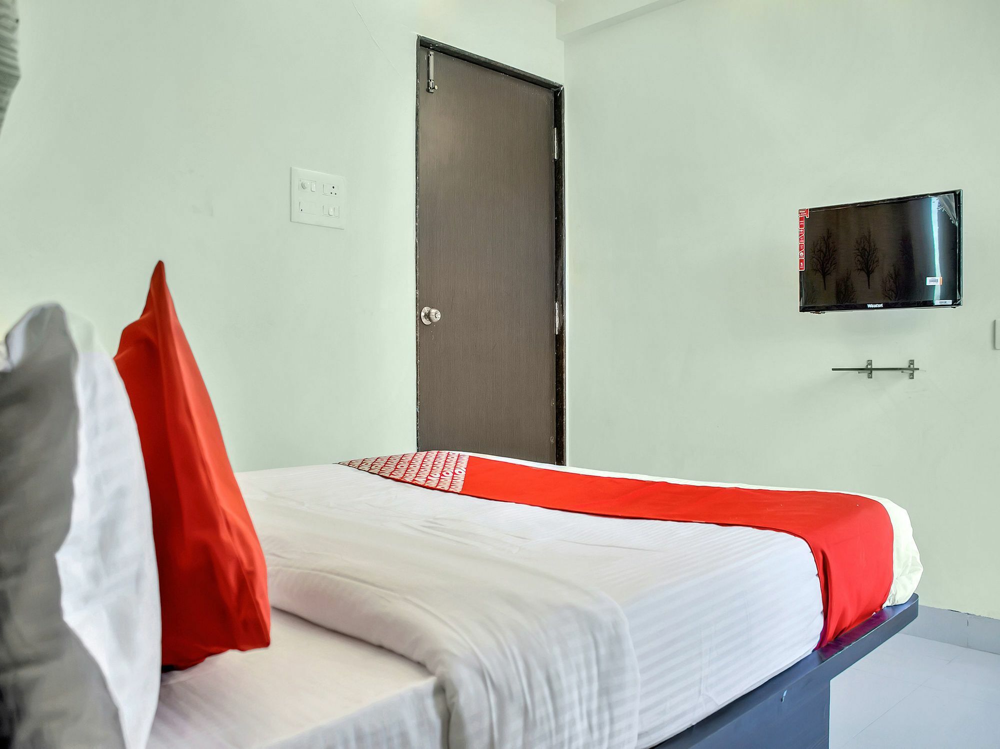 Hotel Oyo 12042 Olives Pune